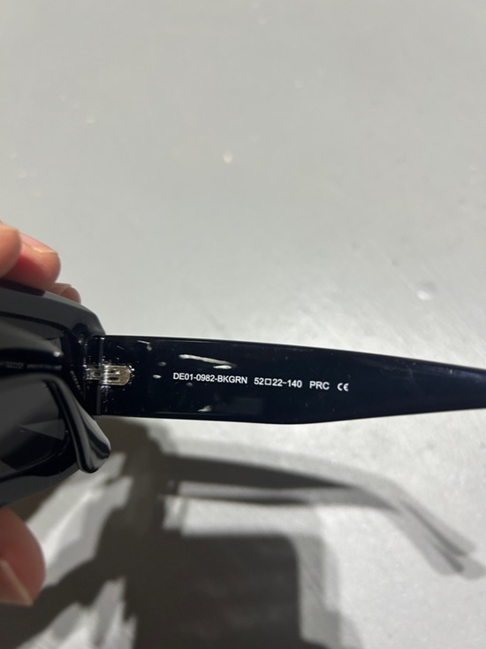 (NEW) Sephora x DIFF Indy Black Chunky Polarized Sunglasses with Hard Case main image 4